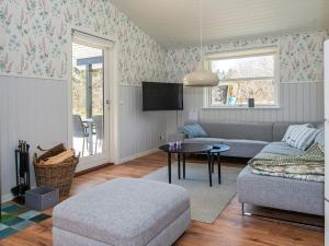 シルケボーにある8 person holiday home in Silkeborgのソファとテーブルのあるリビングルーム +36枚の写真
