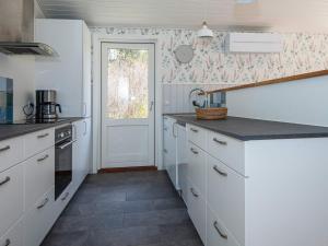 シルケボーにある8 person holiday home in Silkeborgの白いキャビネットとカウンタートップを備えたキッチン
