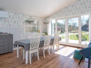 シルケボーにある8 person holiday home in Silkeborgのテーブルと椅子のあるダイニングルーム