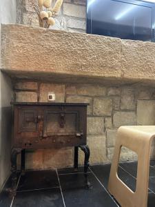 Una chimenea de ladrillo con una silla al lado de una mesa. en La Caseta, en Arbeca 32 fotos más