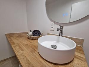 Un baño con un lavabo blanco y un espejo. en T3 Duplex - Centre-ville, en Saint-Pourçain-sur-Sioule