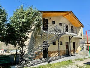un edificio con una scala sul lato di JamarJeti Apartments a Kazbegi Altre 9 foto