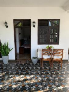 マータラにあるSri Maliのリビングルーム(テーブル、椅子付)