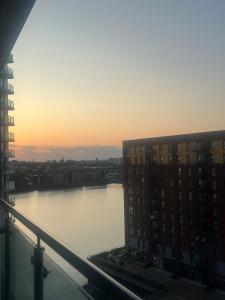 Blick auf einen Fluss mit einem Gebäude im Vordergrund in der Unterkunft Itchen river view apartment in Southampton