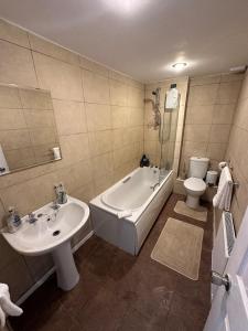Koupelna v ubytování Charming 2Bedroom Home with Garden & Parking for 2