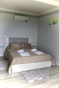 una camera da letto con un letto con due asciugamani sopra di Hera House, Ponta do Sol, Portugal a Canhas