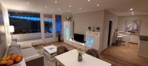 un soggiorno con un divano e un tavolo di Wohnen auf Zeit in der Maritim Residenz a Kiel