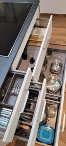 una cucina con cassetto aperto e utensili da cucina di Wohnen auf Zeit in der Maritim Residenz a Kiel Altre 12 foto
