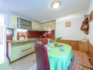 Køkken eller tekøkken på Lovely Mediterranean home near the beach