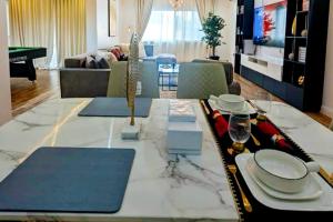Una sala de estar con una mesa y una sala de estar con un sofá. en Luxurious comfort in the heart of Ikoyi Lagos, en Lagos 9 fotos más