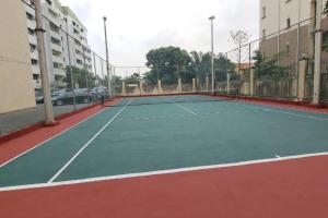 una cancha de tenis en un edificio con en Luxurious comfort in the heart of Ikoyi Lagos, en Lagos