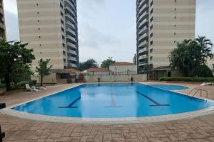 una gran piscina azul con 2 edificios altos en Luxurious comfort in the heart of Ikoyi Lagos, en Lagos