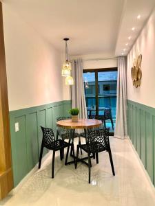 een eetkamer met een tafel en wat stoelen bij Paraiso dos Anjos in Arraial do Cabo