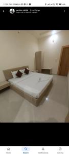 een slaapkamer met een groot bed in een kamer bij Era Hotel and Reosrt in Kota