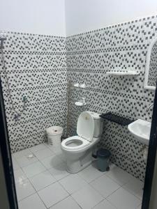 a bathroom with a toilet and a sink at Studio meublé Saint Louis Sénégal in Saint-Louis