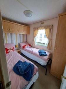 Giường trong phòng chung tại Julie and Shaun's