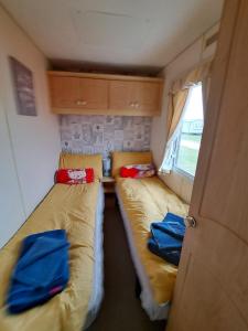 Giường trong phòng chung tại Julie and Shaun's