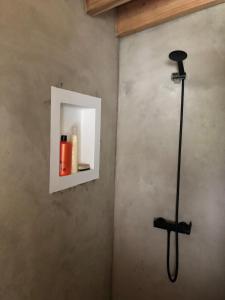 eine Dusche im Bad mit schwarzem Duschkopf in der Unterkunft Xaminé in Água Retorta + 38 Fotos