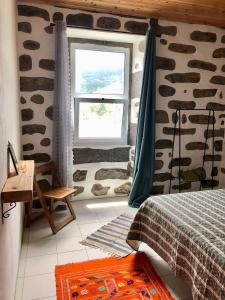 ein Schlafzimmer mit einem Bett und einem Fenster in der Unterkunft Xaminé in Água Retorta