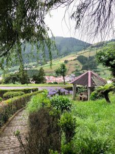 ein Park mit einer Bank und einem Blumenfeld in der Unterkunft Xaminé in Água Retorta