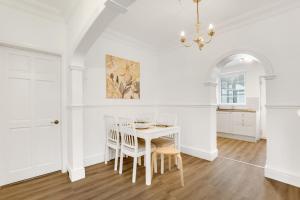 ein weißes Esszimmer mit einem weißen Tisch und Stühlen in der Unterkunft Sand Dancer Haven - North East Escapes in South Shields