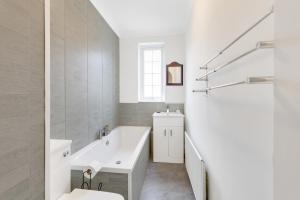 ein weißes Badezimmer mit Badewanne und Waschbecken in der Unterkunft Sand Dancer Haven - North East Escapes in South Shields + 20 Fotos