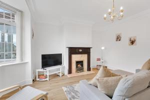 ein Wohnzimmer mit Couch und Kamin in der Unterkunft Sand Dancer Haven - North East Escapes in South Shields