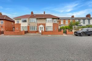 ein Auto, das vor einem Backsteinhaus parkt in der Unterkunft Sand Dancer Haven - North East Escapes in South Shields