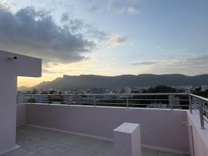 Un balcón con vista a una ciudad en Vainavi Residency, en Tirupati