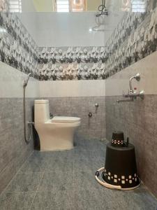 un baño con inodoro y lavabo en Vainavi Residency, en Tirupati 73 fotos más