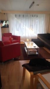 a living room with a couch and a coffee table at Jachtslot Chalet J8 in Doornspijk