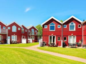 une rangée de maisons rouges sur une pelouse dans l'établissement Seaside Retreat in oster Hurup-By Traum, à Hadsund