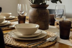 Una mesa con un cuenco y un plato sobre una mesa. en Greenfields House Ashford, en Kent 26 fotos más