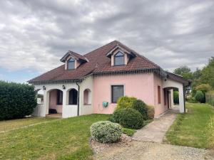 a small pink house with a brown roof at Rodinný dům Divišov u Benešova, Na Spravedlnosti 276 in Golčŭv Jeníkov