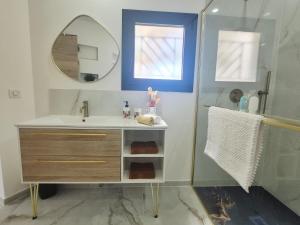 un bagno con lavandino e doccia con specchio di Ô nuits de saint cannat a Saint-Cannat