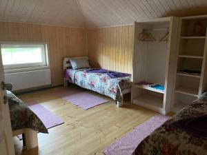 タターリウにあるПанорама Маґура 3кのベッドが2つと窓がある小さな部屋