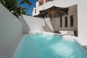 Piscina de la sau aproape de Hotel Sphinx