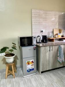 Køkken eller tekøkken på Cozy Corner Stay in Moshono, Arusha