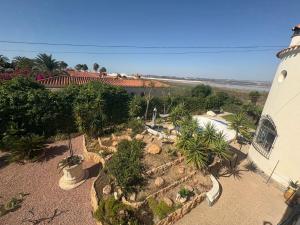 an overhead view of a garden next to a building at Casa El Flamenco Zoutmeer Torrevieja 6 of 8 personen in Torrevieja