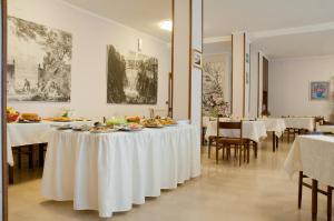 Jídlo v hotelu nebo okolí + 37 fotografií