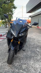 ein schwarzes Motorrad parkt auf einem Parkplatz in der Unterkunft Green Terrace Residence Phuket in Kathu