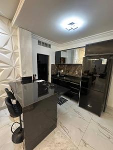 a bathroom with a black counter and a sink at Residência Andrade I in Manaus