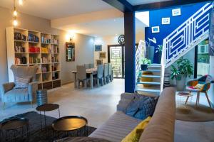 OuakamにあるElegant duplex in Dakarのソファのあるリビングルームとダイニングルーム