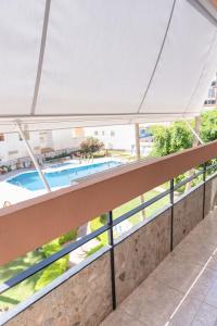 einen Balkon mit Poolblick in der Unterkunft Las Gaviotas Suit - HOME RENT MALAGA in Torre del Mar