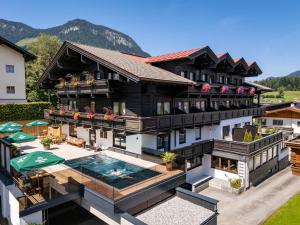 Una vista aérea de un hotel con piscina. en Hotel Eggerwirt, en Söll