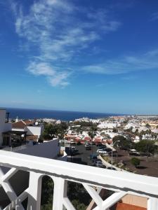 een uitzicht op een stad vanaf een balkon bij Ocean view OR426 in Adeje
