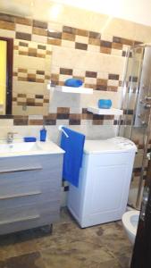 een badkamer met toilet en wastafel bij Ocean view OR426 in Adeje