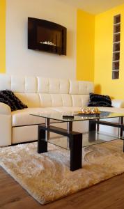 een woonkamer met een witte bank en een salontafel bij Ocean view OR426 in Adeje