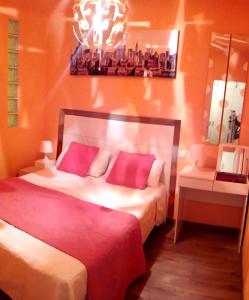 een slaapkamer met een bed met 2 roze kussens bij Ocean view OR426 in Adeje