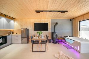 Μια τηλεόραση ή/και κέντρο ψυχαγωγίας στο Domek Jacuzzi Escape Kołobrzeg